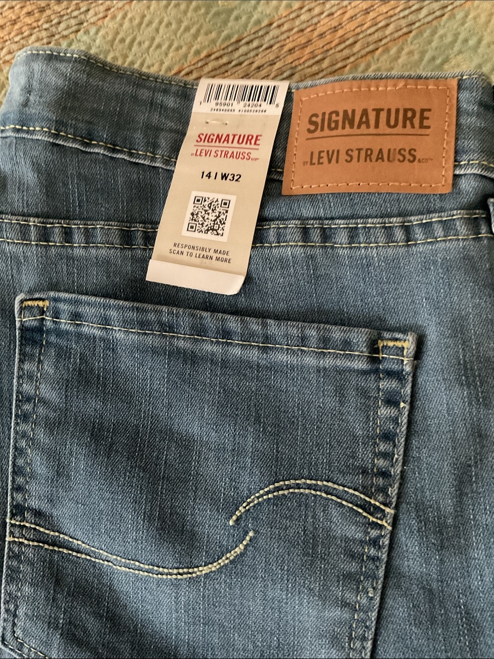 Signature by Levi Strauss Mid-Rise Capris in Medium Blue Size 14 Waist 32 NWT - Picture 2 of 3